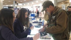 Carabineros realizó campaña para evitar circulación de billetes falsos