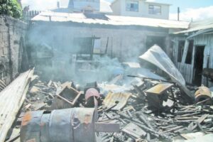Incendio de Año Nuevo consumió vivienda y dueño de casa perdió hasta su trabajo