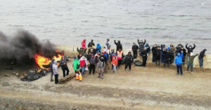Más de 100 trabajadores de Mina Invierno mantienen huelga y bloquean camino en Río Verde