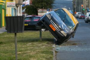 Taxi volcó y quedó colgando desde cesta de basura tras accidente de tránsito