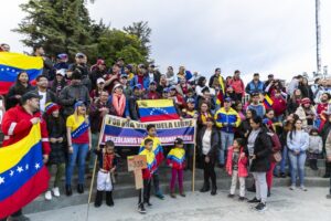 (Galería) Más de 100 venezolanos apoyaron desde Magallanes al Presidente interino
