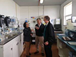 Autoridades regionales conocieron el proceso del agua potable en planta de producción de Porvenir