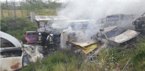 (Video) Incendio destruyó vivienda y carrocerías de vehículos