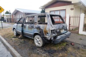 Desconocidos incendiaron vehículo en Las Naciones