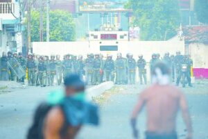 Queman camiones con ayuda humanitaria a Venezuela