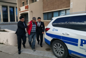 Sujeto es detenido por ofensas al pudor e infracción al artículo 288 en la vía pública