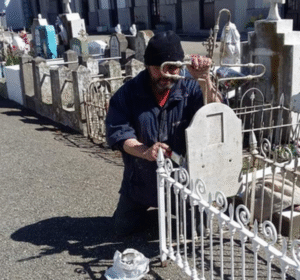 La historia del magallánico que pinta tumbas de bebés en el Cementerio Municipal