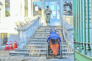 Acceso universal en edificios públicos es casi inexistente