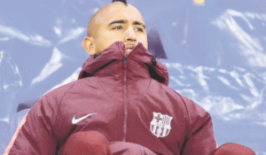 Arturo Vidal entró en los minutos finales en empate del Barcelona