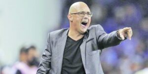 Alfredo Arias toma ventaja para sustituir a Kudelka en la banca de Universidad de Chile
