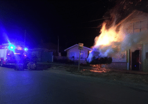 Queman árbol y casi incendian bar en Barrio Prat