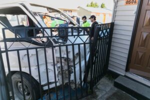 Camión protagonizó colisión y terminó incrustado contra la reja de una vivienda