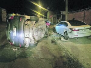 Conductor chocó, volcó y se dio  a la fuga en el Barrio Prat