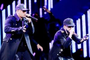 Homenaje, besos y reggaeton marcaron  la primera jornada del Festival