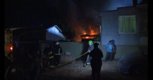 (Galería) Vecinos aseguran que incendio se habría originado por la caída de una bengala