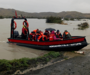 (Galería) En botes zodiac cruzaron a turistas para que continúen su periplo por el Paine