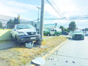 Conductor en estado de ebriedad y sin licencia terminó chocando poste tras persecución