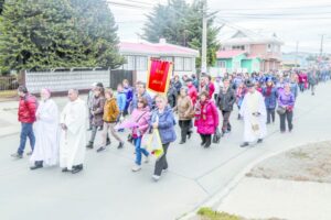 (Galería) Cientos de feligreses asistieron a la procesión de la Virgen de Lourdes