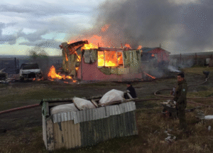 Incendio arrasó con dos viviendas y dejó a cuatro adultos y dos niños damnificados