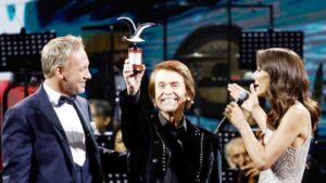 Raphael deslumbró junto a su orquesta  y homenajeó a Violeta Parra