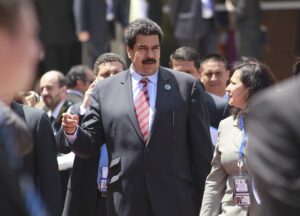 Maduro anuncia una consulta nacional para proponer el adelanto de las elecciones legislativas a este año
