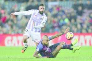 El Barcelona sufrió pero ganó con Vidal en cancha