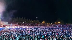 Enrique Iglesias finalizó la Fiesta del Lago con bandera magallánica en su espalda