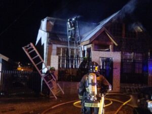 En inusual ataque con bombas molotov  incendiaron casa en Población El Pingüino