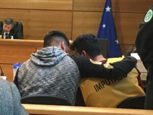 Hermanos santiaguinos que asaltaron bencinera emulando la “Casa de Papel” recibieron penas en libertad