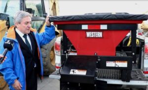 Municipio natalino adquirió trompo esparcidor de sal para enfrentar el invierno