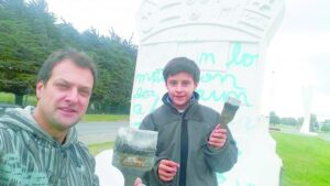 Padre e hijo toman iniciativa para pintar monumentos rayados en la ciudad