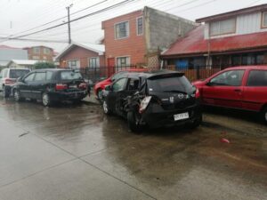 Conductor chocó tres autos y se dio a la fuga caminando