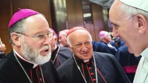 Papa acepta renuncia de cardenal Ezzati y analiza otras dimisiones de obispos