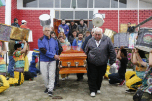 Emotivo adiós a vecina  fallecida por accidente  del solsticio de verano