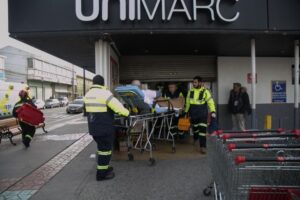 Trabajador quedó atrapado en máquina de panadería al interior de Supermercado