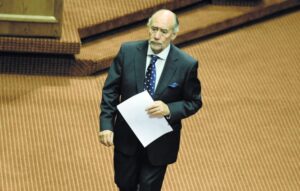 Flores logra alinear a la oposición y derrota a Bellolio (UDI) para convertirse en el presidente de la Cámara