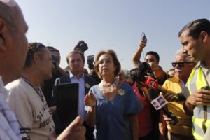 Ministra de Transportes denuncia “acoso” de taxistas tras ser increpada nuevamente en actividad pública por “Ley Uber”
