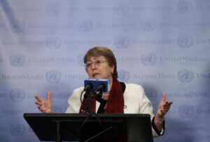 Bachelet se preocupa por detención de periodista