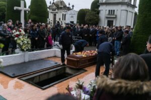 Conmovedora y multitudinaria despedida para apreciado doctor Álvaro Soto