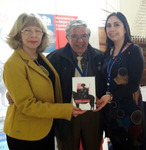 Regalan libro con temática de esfuerzo femenino