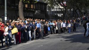 Venezolanos vuelven de a poco a sus actividades tras prolongado apagón