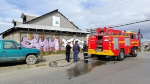 Queman neumáticos al interior de casa abandonada