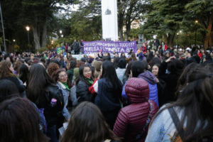 Más de 200 personas participaron en  la huelga feminista en Magallanes