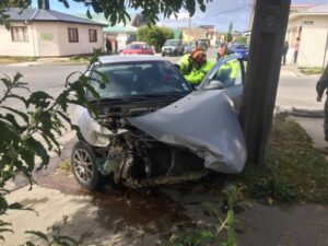 Conductor herido tras colisión y posterior choque contra un poste