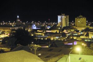 Detienen a sujetos que robaban especies desde un vehículo durante la madrugada