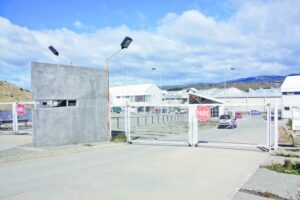 Grave reo que se autoinfirió una puñalada en el abdomen