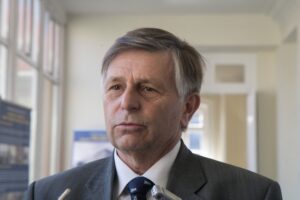 Gobierno analiza opciones para superar déficit de infraestructura educacional en Porvenir