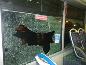 Jóvenes intentaron asaltar a chofer de Vía Austral y terminaron rompiendo el microbús
