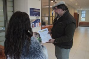 Joven madre busca justicia por graves secuelas que sufrió en Hospital Clínico