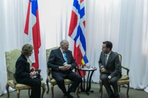 Alcalde Radonich entregó llaves de la ciudad y Antártica a las ilustres visitas